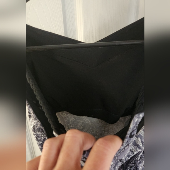 Reebok Black & White Paisley V-Neck Tank Top NWOT - Picture 7 of 7